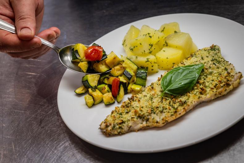 Filetto di pesce con verdure e patate al vapore.